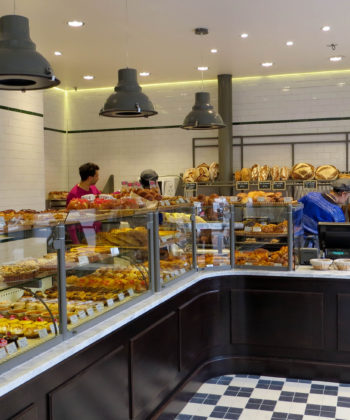 Réalisation Stockresto Bois Maroc - Meuble - Exposition - Etagère - Vitrine - 1-Réalisation De Design D'intérieur D'hospitalité De Boulangerie